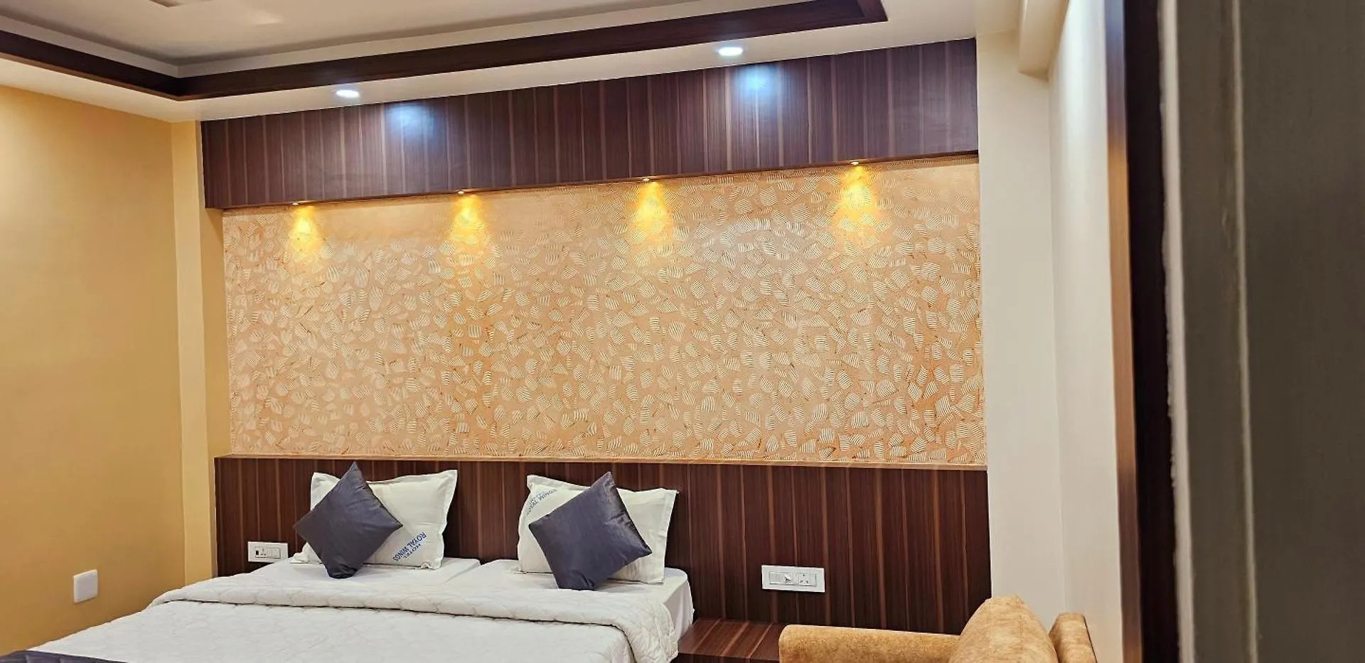 Hotel Royal Wings Elūr